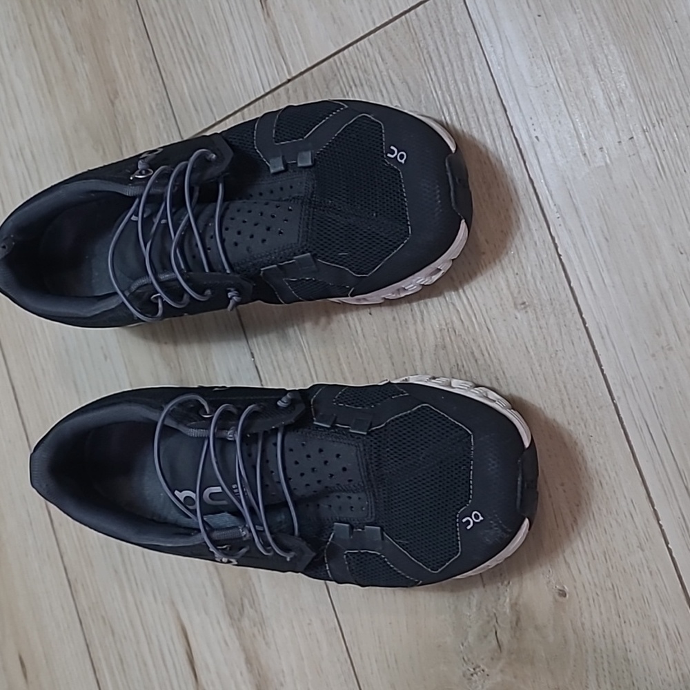 On Cloud Running Womens Black Athletic Shoes Size 8.5 - Picture 2 of 13